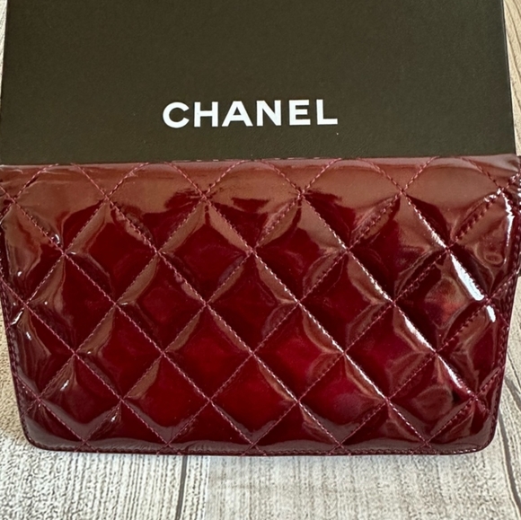 Chanel Rare Burgundy Yen Wallet - Vintage Patent Leather EUC - Picture 3 of 13